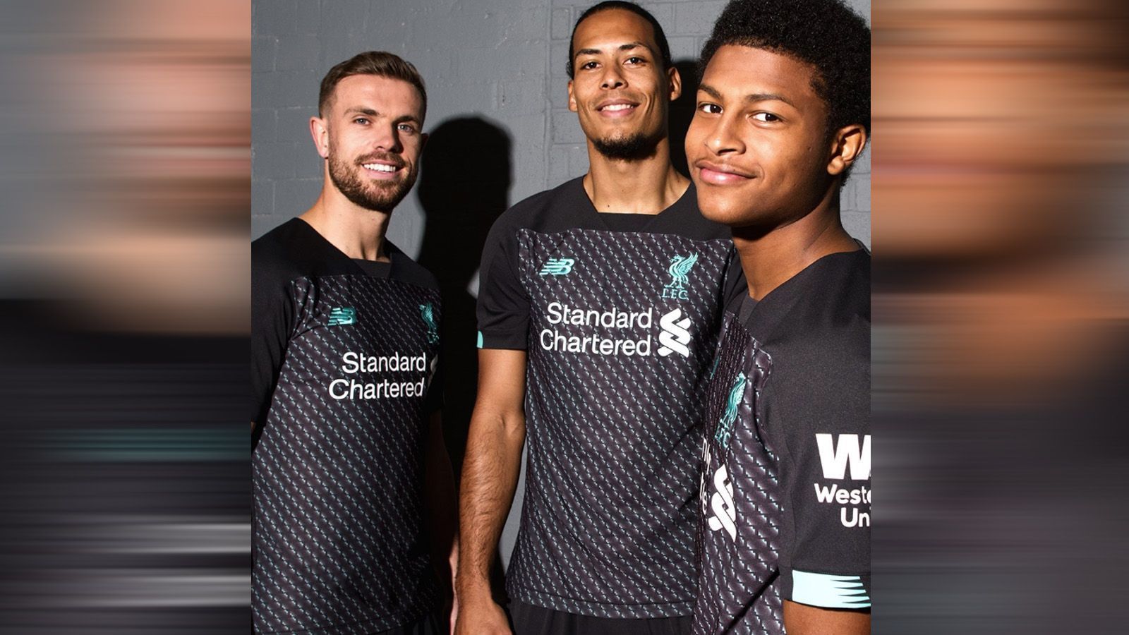 
                <strong>FC Liverpool</strong><br>
                Die "Reds" tragen 2019/2020 "Black"! Der FC Liverpool hat neben dem traditionellen roten Heim- und dem weißen Auswärtsjersey das neue Ausweichtrikot für die Saison veröffentlicht. Ärmel- und Kragenbereich sind komplett in schwarz gehalten, der vordere Bereich des Shirts ist schwarz-weiß gemustert. 
              