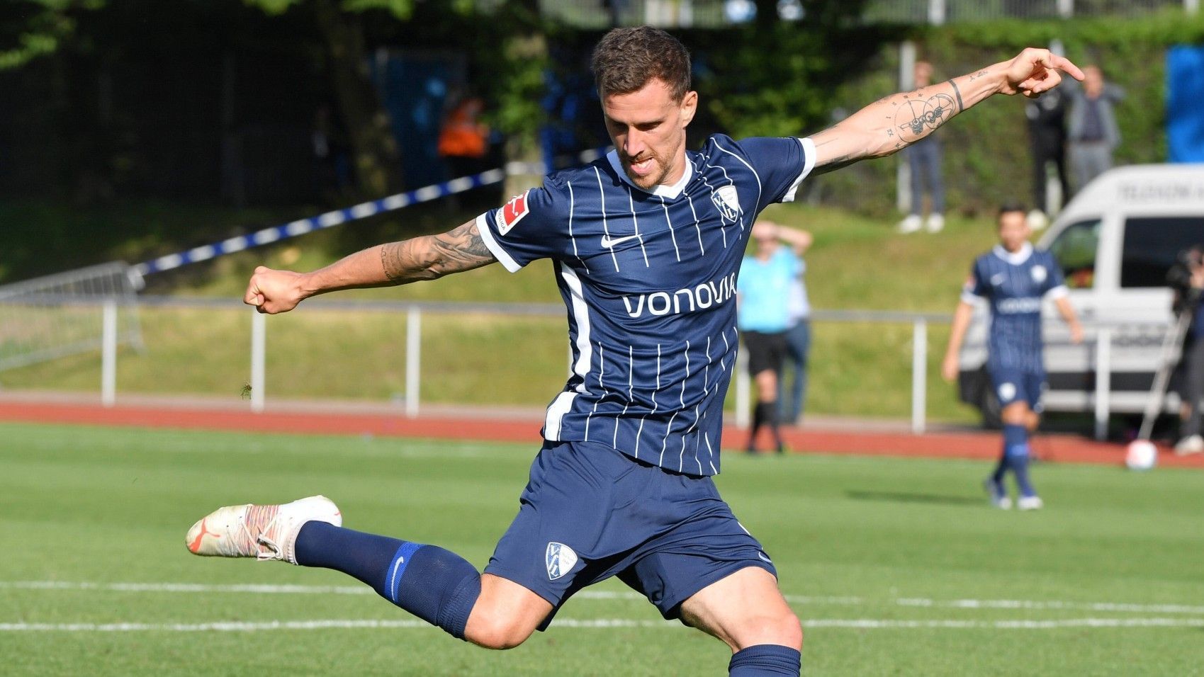 
                <strong>Simon Zoller (VfL Bochum)</strong><br>
                Obwohl Simon Zoller bereits 76 Bundesliga-Spiele auf dem Buckel hat, denkt man bei dem mittlerweile 30-Jährigen nur selten an einen absoluten Stammspieler in Deutschlands höchster Spielklasse. Als Hoffnungsträger im Sturm beim Aufsteiger VfL Bochum soll sich dies in der kommenden Saison ändern. Mit 15 Toren und zehn Vorlagen hatte Zoller entscheidenden Anteil daran, dass die Bochumer die Rückkehr in die erste Liga feiern konnten. In einer nahezu perfekt eingespielten Mannschaft gibt Zoller den klassischen Mittelstürmer, weicht jedoch auch hin und wieder in die Rolle des Vorbereiters aus. Ähnlich wie Max Kruse im vergangenen Jahr bei Union Berlin könnte Zoller seine Kritiker endgültig verstummen lassen. 
              