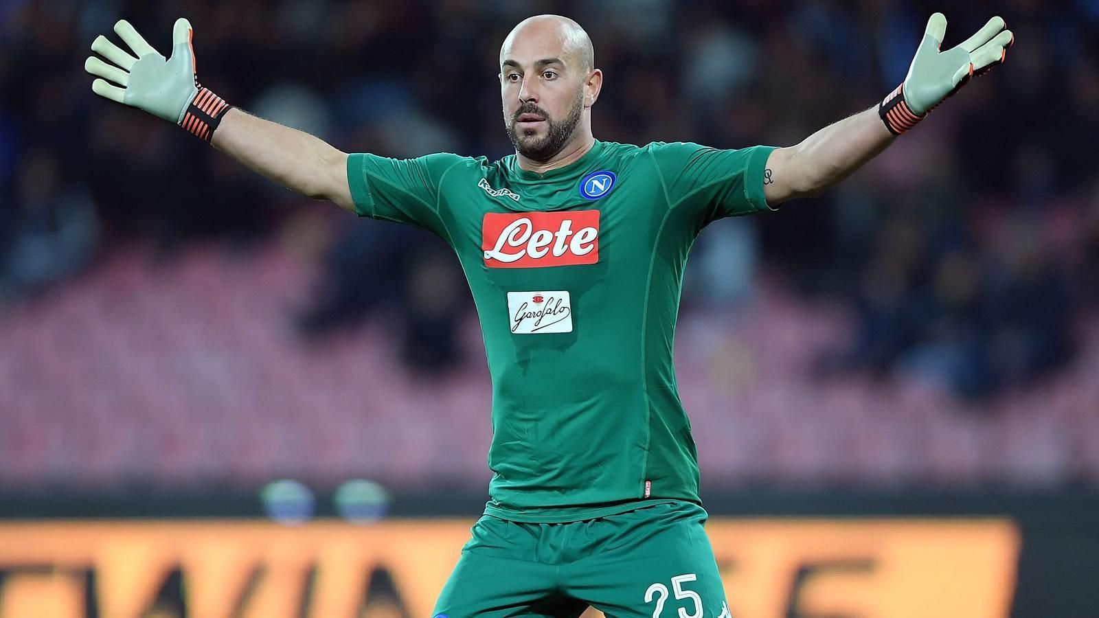 
                <strong>Pepe Reina (Vorwurf der Mafia-Verbindung)</strong><br>
                Der ehemalige Bayern-Torhüter muss sich vor dem italienischen Sportgericht wegen einer möglichen Verbindungen zur Mafia verantworten. Der Spanier soll nach Informationen des italienischen Verbandes (FIGC) mit drei Mitgliedern des Mafia-Clans "Camorra" regelmäßigen Kontakt gepflegt haben. Im Raum stehen  gemeinsame Urlaube sowie Gefälligkeiten. Beispielsweise soll Reina teure Autos aus dem Privatbesitz der Mafia bekommen haben, im Gegenzug erhielten die Mitglieder des Mafia-Cleans Zutritt zu exklusiven Bereichen im Stadion von Neapel. Neben dem 35-Jährigen müssen sich auch die ehemaligen Profi-Spieler Paolo Cannavaro und Salvatore Aronica in einem ähnlichen Fall vor dem Sportgericht verantworten. Zudem betroffen sind der SSC Neapel als aktueller Verein von Pepe Reina sowie Sassuolo Calcio und der US Palermo, für die Cannavaro und Aronica zuletzt tätig waren.
              