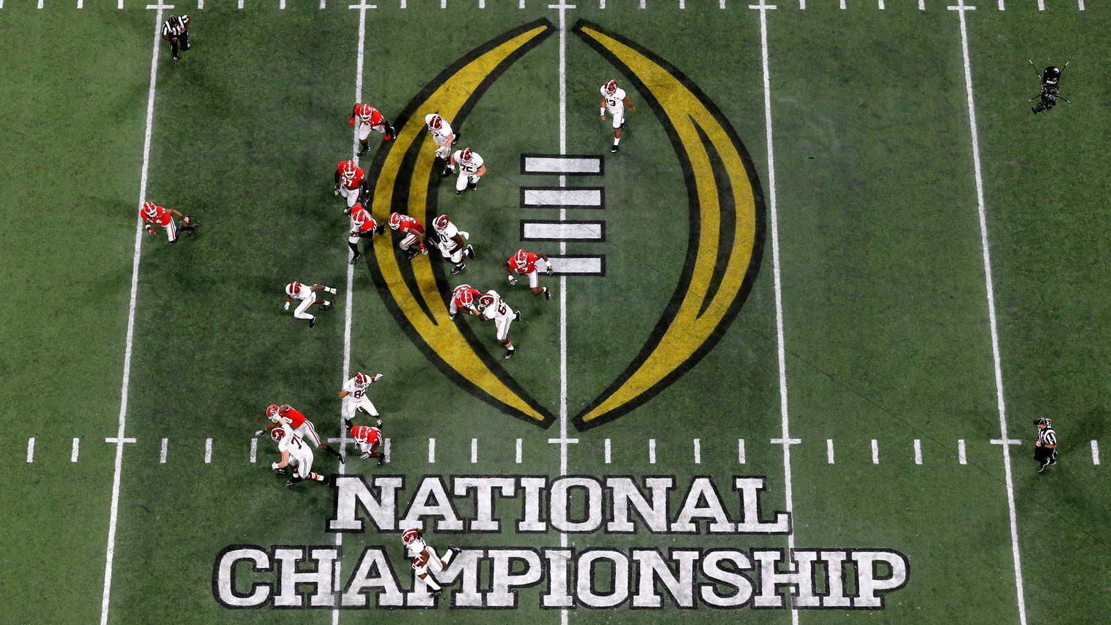 
                <strong>Playoffs und National Championship Game sollen stattfinden</strong><br>
                Nach jetzigem Stand wird auch das "College Football Playoff Commitee" seine gewohnte Arbeit aufnehmen. Zum Ende des Kalenderjahres bestimmt das Komitee die besten vier Mannschaften des Landes und besetzt mit ihnen die College-Football-Playoffs. In diesem Jahr werden die Halbfinals zum National Championship Game im Rahmen des Rose Bowls und des Sugar Bowls ermittelt. Am 11. Januar soll im Hard Rock Stadium von Miami dann ein neuer National Champion gekrönt werden.
              