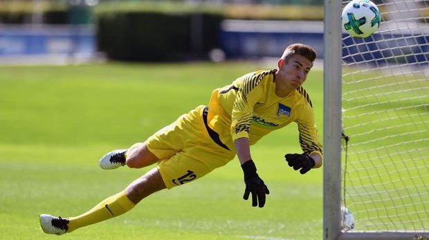 
                <strong>Hertha BSC</strong><br>
                Im Probetraining bei Hertha BSC befindet sich ein Torwart: Jonathan Klinsmann. Der 20-Jährige ist der Sohn von Ex-Bundestrainer Jürgen Klinsmann. Er durchlief schon zahlreiche Jugend-Nationalmannschaften der USA, besitzt zudem die deutsche Staatsbürgerschaft. Bislang spielte der Keeper für die Universitätsmannschaft von Berkeley.
              