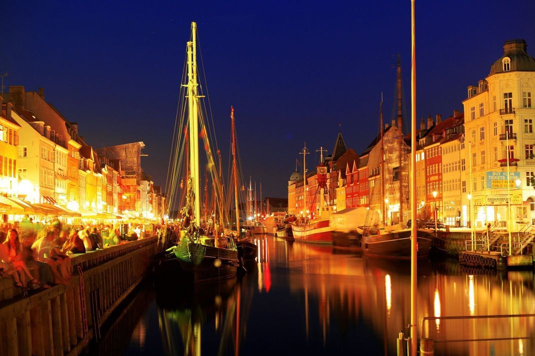 Im Kopenhagener Hafen spiegelt sich das Silvesterfeuerwerk im Wasser wider – ein Anblick, den viele Einheimische genießen.