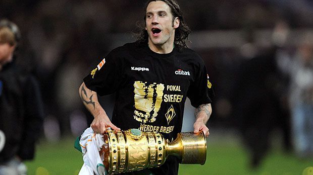 
                <strong>Torsten Frings (Werder Bremen)</strong><br>
                Torsten Frings (Werder Bremen): Auch der heutige Co-Trainer kehrt den Hanseaten zwischenzeitlich den Rücken. Nach Stationen bei Borussia Dortmund und Bayern München ackert der gelernte Stürmer als Mittelfeldmotor von 2005 bis 2011 wieder in Grün-Weiß. Der größte Erfolg: 2009 gewinnt Frings mit Pizarro und Co. den DFB-Pokal.
              