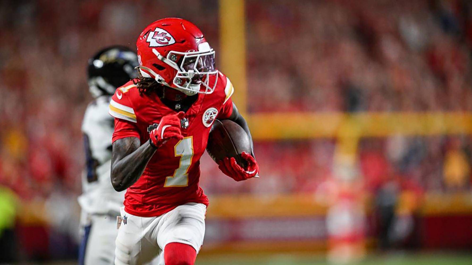 <strong>Kansas City Chiefs: Xavier Worthy (Wide Receiver)</strong><br>Die Kansas City Chiefs suchen seit dem Abgang von Tyreek Hill nach einem echten WR1. Xavier Worthy deutete als Rookie sein Potenzial in der Regular Season nur an, explodierte dann aber in den Playoffs mit 287 Yards und drei Touchdowns in drei Spielen. Eine vielversprechende Entwicklung für den 22-Jährigen, der nun mit einer erweiterten Rolle in die Saison starten sollte.
