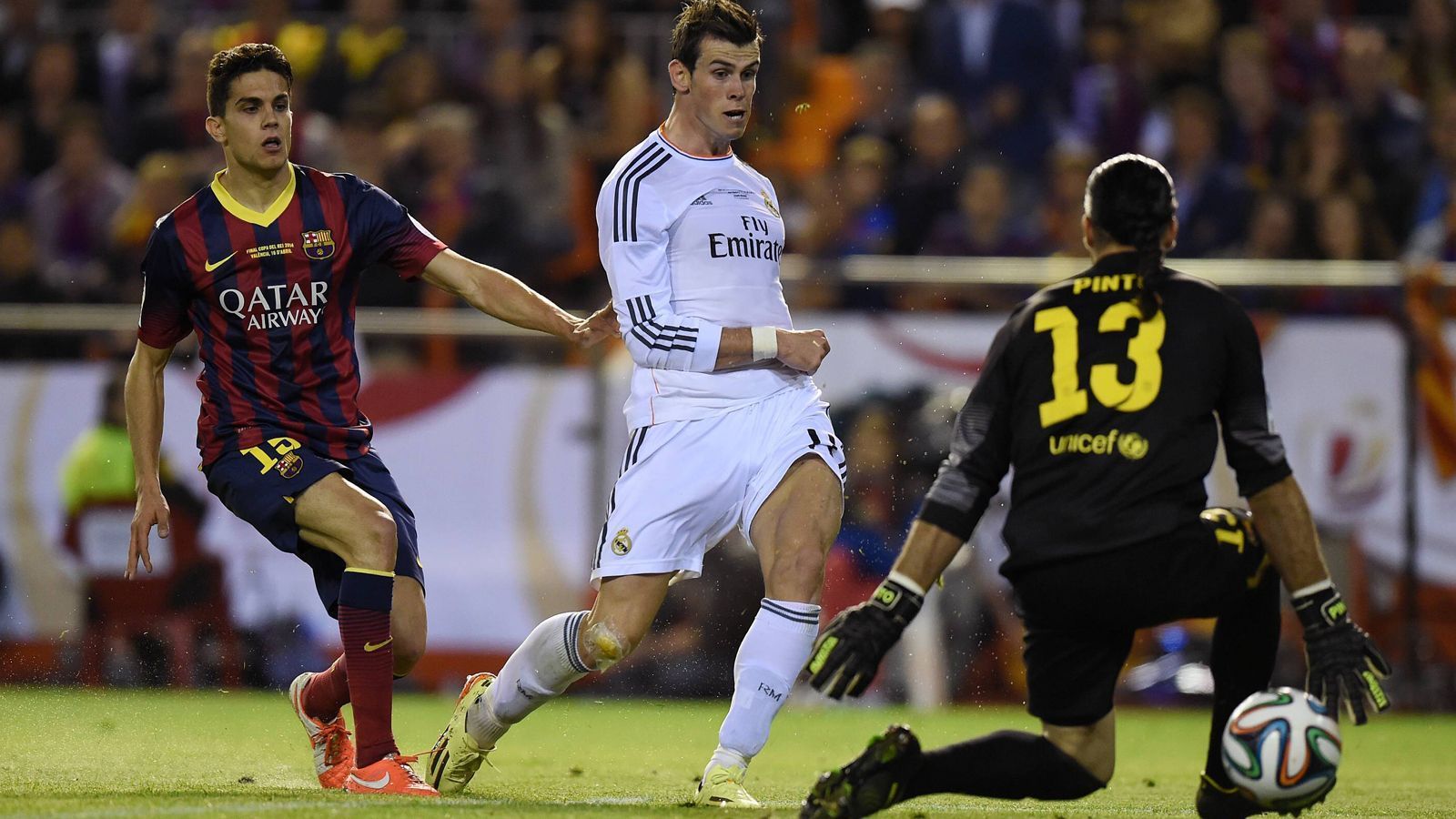 <strong>2014: Bales Super-Sprint gegen Bartra</strong><br>
                Vom Finale der Copa Del Rey 2014 dürfte Marc Bartra (l.) heute noch träumen. Zwar glichen die Katalanen durch seinen Treffer zwischenzeitlich zum 1:1 aus, doch in der 85. Minute wurde der spanische Verteidiger von Gareth Bale (M.) überrannt, obwohl der Waliser sogar einen Umweg abseits des Spielfelds an der Seitenlinie nehmen musste. Durch den 2:1-Siegtreffer war Real Pokalsieger.
