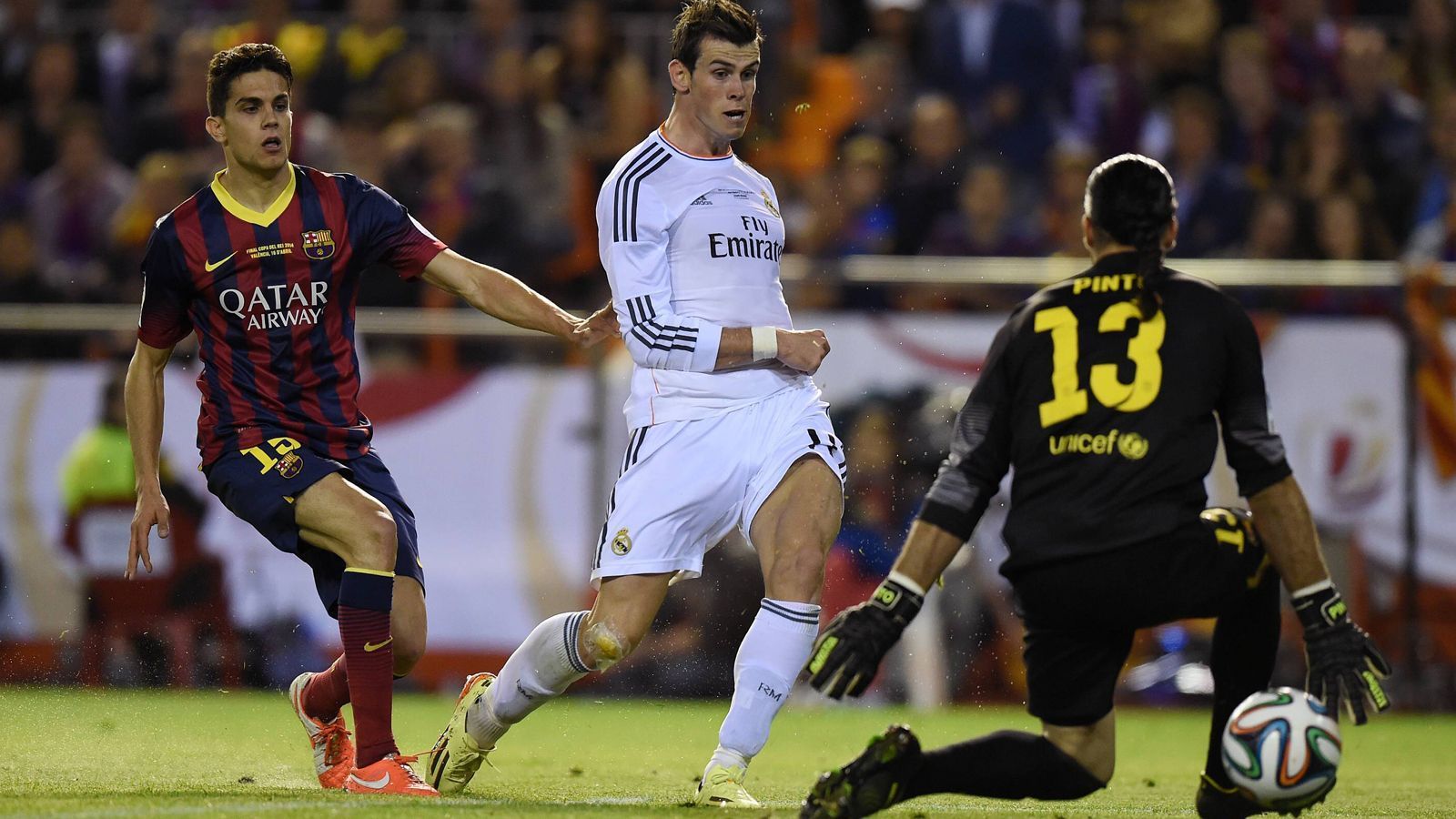 <strong>2014: Bales Super-Sprint gegen Bartra</strong><br>
                Vom Finale der Copa del Rey 2014 dürfte Marc Bartra (l.) heute noch träumen. Zwar glichen die Katalanen durch seinen Treffer zwischenzeitlich zum 1:1 aus, doch in der 85. Minute wurde der spanische Verteidiger von Gareth Bale (M.) überrannt, obwohl der Waliser sogar einen Umweg abseits des Spielfelds an der Seitenlinie nehmen musste. Durch den 2:1-Siegtreffer war Real Pokalsieger.