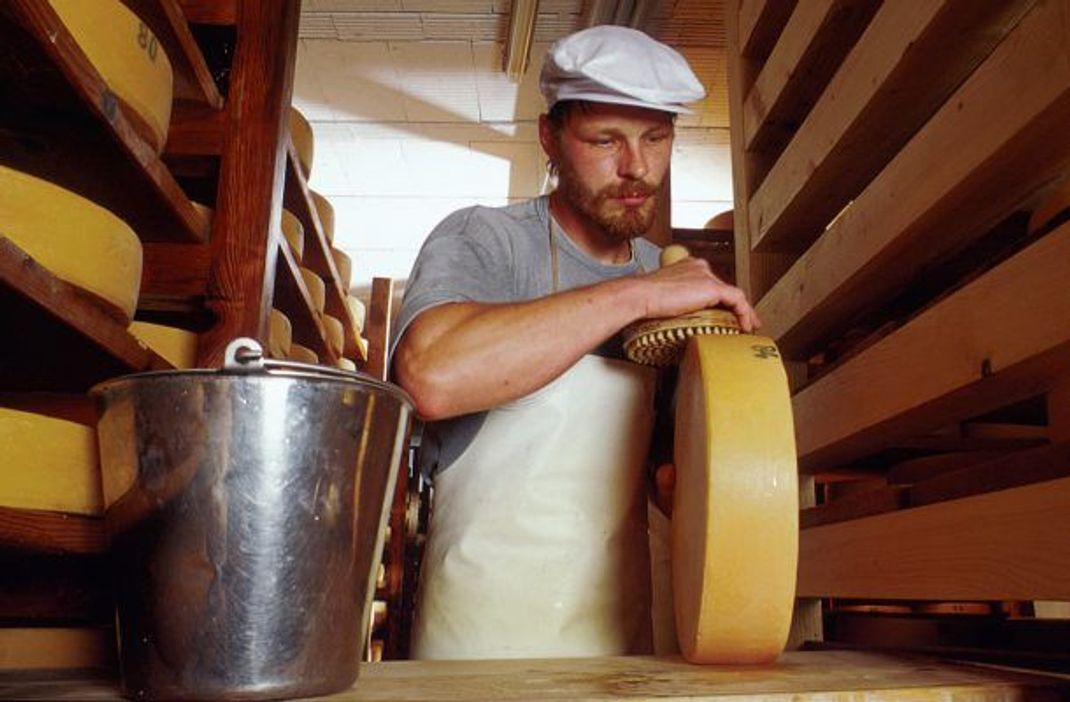 In den Sennereien der Allgäuer Käsestraße wird Käse teils noch nach alter Handwerkskunst hergestellt.