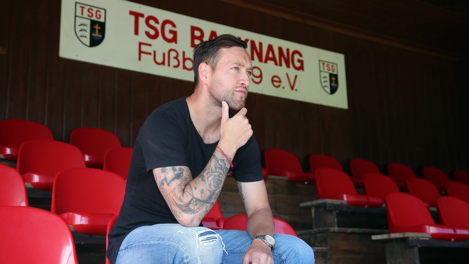 
                <strong>Julian Schieber (zuletzt FC Augsburg)</strong><br>
                Die Profi-Karriere von Julian Schieber ist seit Juli 2021 nach 167 Bundesliga-Spielen und 27 Treffern vorbei. Mit 32 Jahren möchte der Stürmer es aber doch noch nicht ganz lassen mit Fußball und wechselte kürzlich die Seiten. In seiner Geburtsstadt heuerte der nunmehrige Ex-Profi zur Saison 2021/22 beim Oberligisten TSG Backnang als Co-Trainer an. "Mit der Verpflichtung von Julian Schieber ist uns ein echter Transfer-Coup gelungen", erklärte Backnangs Sportlicher Leiter Marc Erdmann. Bevor sich Schieber, zuletzt beim FC Augsburg unter Vertrag, für das Karriereende entschied, war er bei den Fuggerstädtern sportlich bereits längere Zeit komplett außen vor. Sein letztes Bundesliga-Spiel bestritt der ehemalige Stuttgarter, Herthaner, Dortmunder im November 2019 für den FCA.
              