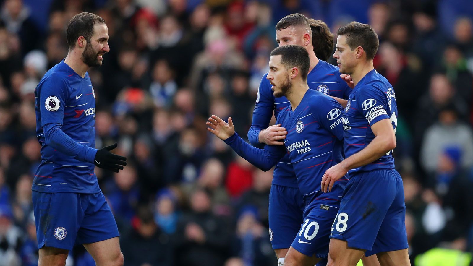 
                <strong>Platz 8: FC Chelsea</strong><br>
                Die "Blues" zahlten 256 Millionen Euro an Gehältern. Damit gehen 61 Prozent der Gesamteinnahmen der Londoner für Gehaltsausgaben drauf.  
              