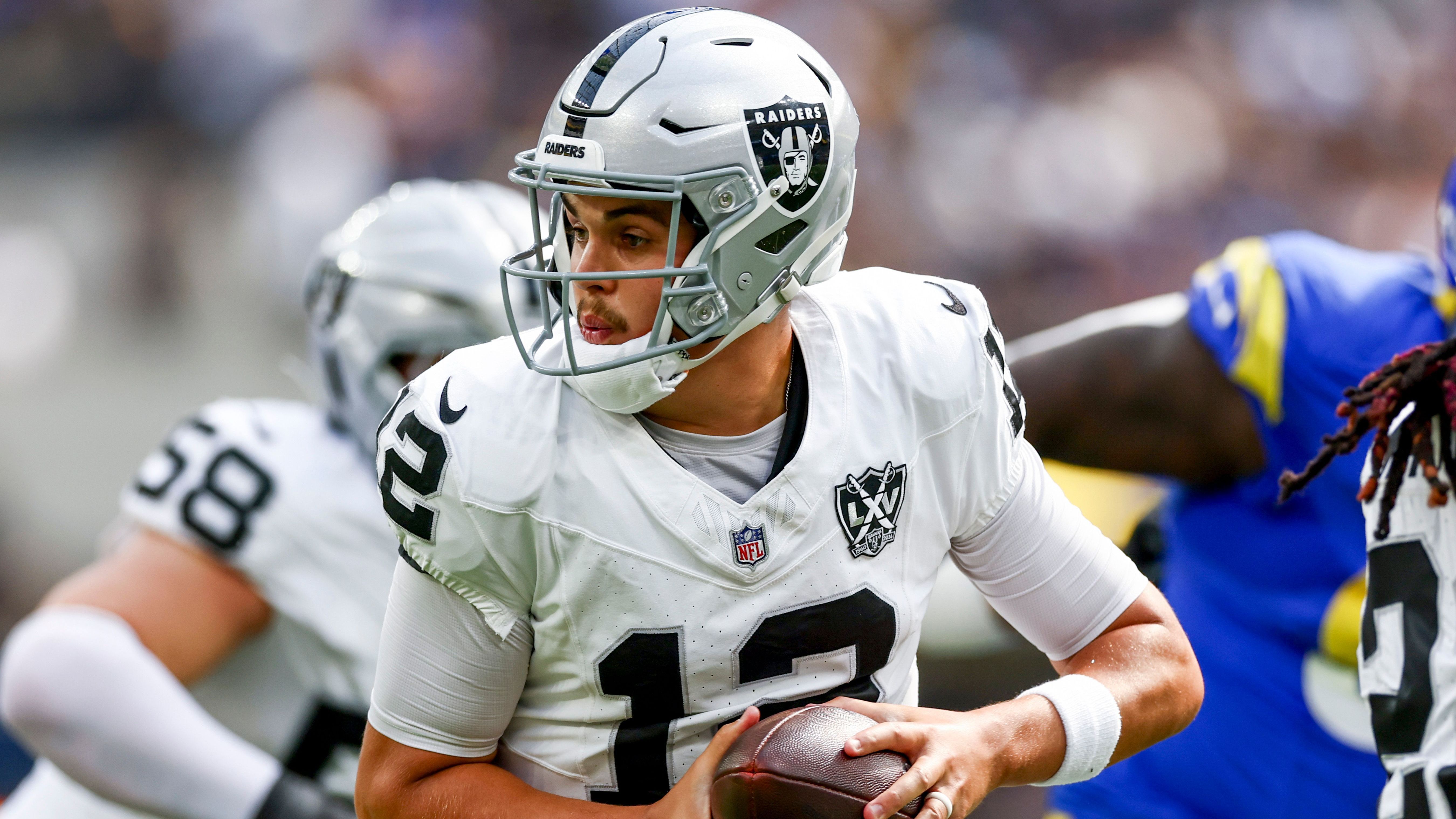 <strong>Aidan O'Connell (Las Vegas Raiders)</strong><br>Die Las Vegas Raiders müssen längere Zeit auf Quarterback Aidan O'Connell verzichten. Im Spiel gegen die Los Angeles Rams zog sich der 26-Jährige einen gebrochenen Daumen an seiner Wurfhand zu, das ergaben Tests im Nachgang der Partie. O'Connell fehlt der Franchise aus Las Vegas damit vier bis sechs Wochen und wird auf die Injured-Reserve-Liste gesetzt.