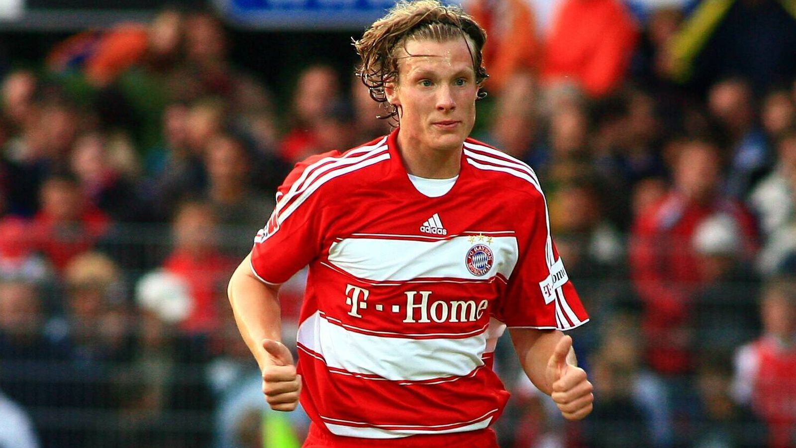 
                <strong>Marcell Jansen</strong><br>
                Bei der Borussia wurde Marcell Jansen zum Nationalspieler, nahm an der WM 2006 im eigenen Land teil. Der in Gladbach geborene Linksverteidiger ging 2007 zu den Bayern, blieb in seiner Debüt-Saison in München blass, gewann allerdings das Double. Trotzdem: Nach nur einem Jahr zog er weiter zum Hamburger SV. Dort ist Jansen heute der Präsident des Klubs.
              