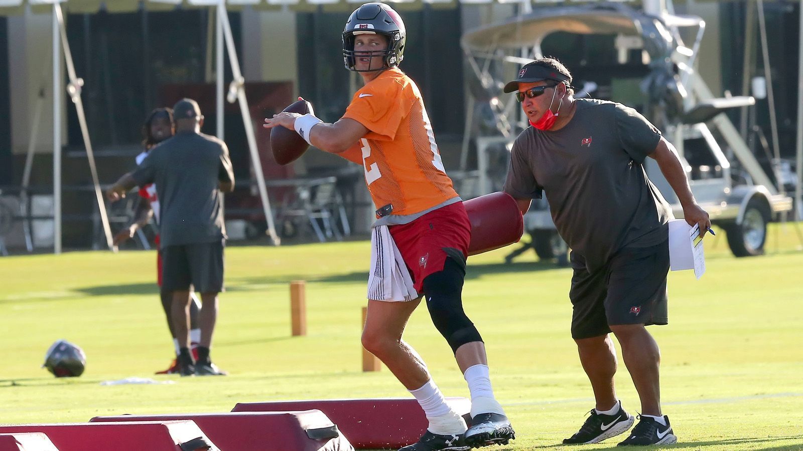 
                <strong>NFL 2021: Alle Infos zum Start der Training Camps</strong><br>
                Die NFL-Saison 2021 (der Season Opener in der Nacht vom 9. auf den 10. September live auf ProSieben und ran.de) rückt näher. Die ersten beiden Teams starten bereits am Mittwoch (21. Juli) in die heiße Phase der Saisonvorbereitung. ran.de verrät, was Ihr über die Training Camps wissen müsst.
              