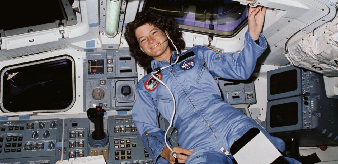 Erst 20 Jahre nach den Sowjets zogen die Amerikaner nach. 1983 flog die Physikerin Sally Ride im Spaceshuttle in den Orbit. Sie war damals erst 32 und ist damit bis heute die jüngste aller US-Raumfahrerinnen.