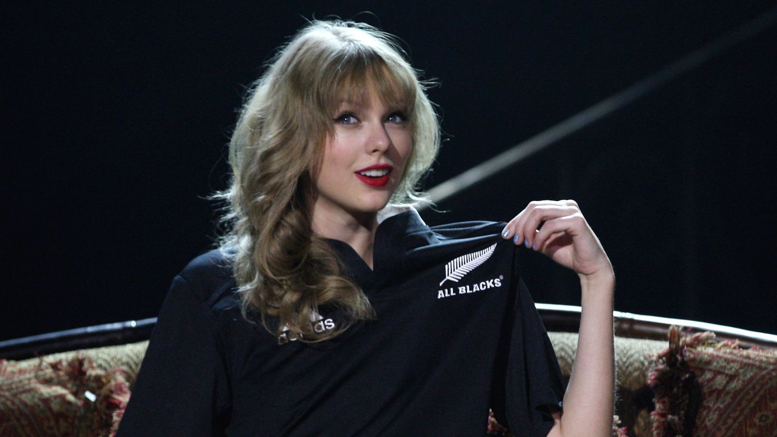 
                <strong>Taylor Swift</strong><br>
                Die Sängerin trug das Trikot der Neuseeländer bei einem Konzert in Auckland. Dort wollen die Fans am 2. November auch den WM-Titel feiern.
              