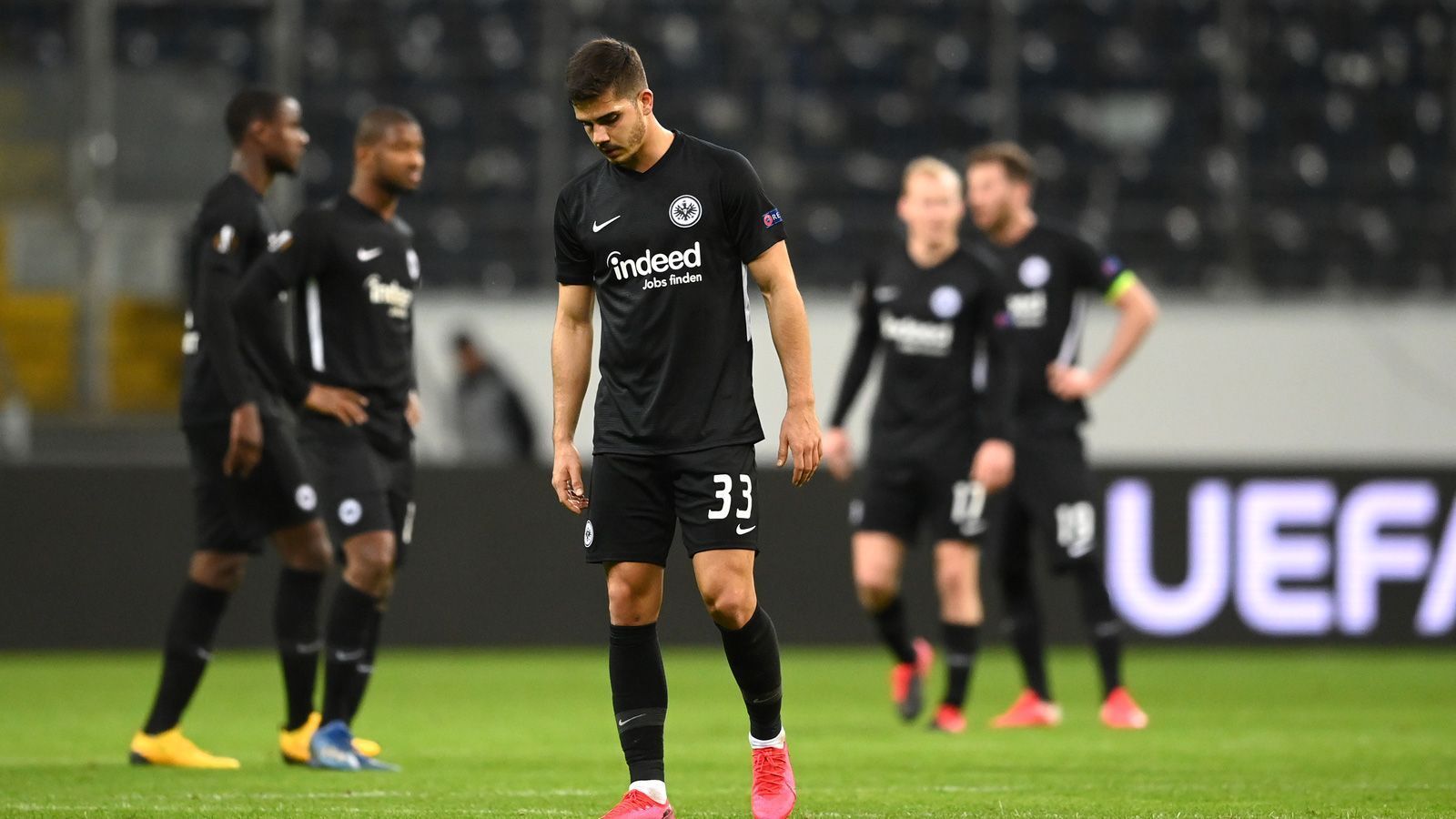 
                <strong>12. Eintracht Frankfurt (28 Punkte)</strong><br>
                Die Frankfurter spielen eine überraschend schlechte Bundesligasaison. Am Ende der Hinrunde war die Eintracht sogar mitten im Abstiegsstrudel, daraus konnte sich Adi Hütters Truppe jedoch erstmal befreien. Dennoch hat Frankfurt nur sechs Punkte Vorsprung vor Platz 16. Mit einem Spiel weniger (in Bremen) wird die Eintracht jedoch nichts mit dem Abstieg zu tun haben. Am Ende landen die Adler im gesicherten Mittelfeld.
              
