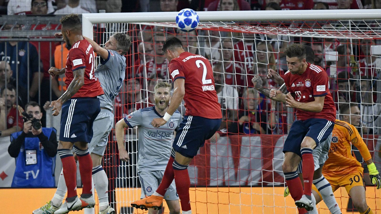 
                <strong>Schweinsteigers Abschied</strong><br>
                In der 38. Minute verwandelt Sandro Wagner eine Flanke von James zum 2:0. So geht's in die Halbzeit.
              