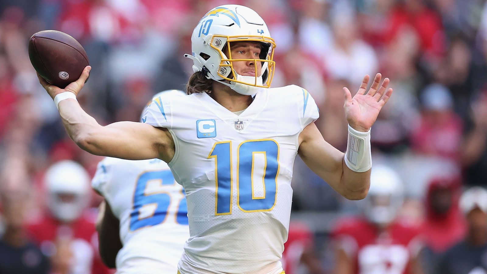 
                <strong>Justin Herbert: Team-Bilanz in der NFL</strong><br>
                Auch bei Herbert stimmten die Ergebnisse zunächst nicht. Den Auftakterfolg unter Taylors Regie miteingerechnet, standen die Chargers nach 13 Wochen bei einer 3-9-Bilanz. Doch dann flutschte es plötzlich und die Kalifornier gewannen ihre letzten vier Partien der Saison am Stück. 2021 sah es etwas anders aus, nach einem 4-1-Start schienen die Playoffs realistisch, doch das Team kam nie in seinen Rhythmus, Siege und Niederlagen wechselten sich fast wöchentlich ab. Mit einer 9-8-Bilanz wurde die Postseason erneut verpasst. In der aktuellen Spielzeit misslang wiederum der Start, nach der erwähnten Niederlage gegen die Jaguars standen die Chargers 1-2, doch Herbert & Co. ließen drei Siege folgen, überstanden eine weitere Schwächephase mit vier Niederlagen aus sechs Spielen, um mit vier Siegen am Stück die Playoffs zu fixieren. Am Ende sind sie mit einer 10-7-Bilanz das beste Wild-Card-Team der AFC.
              