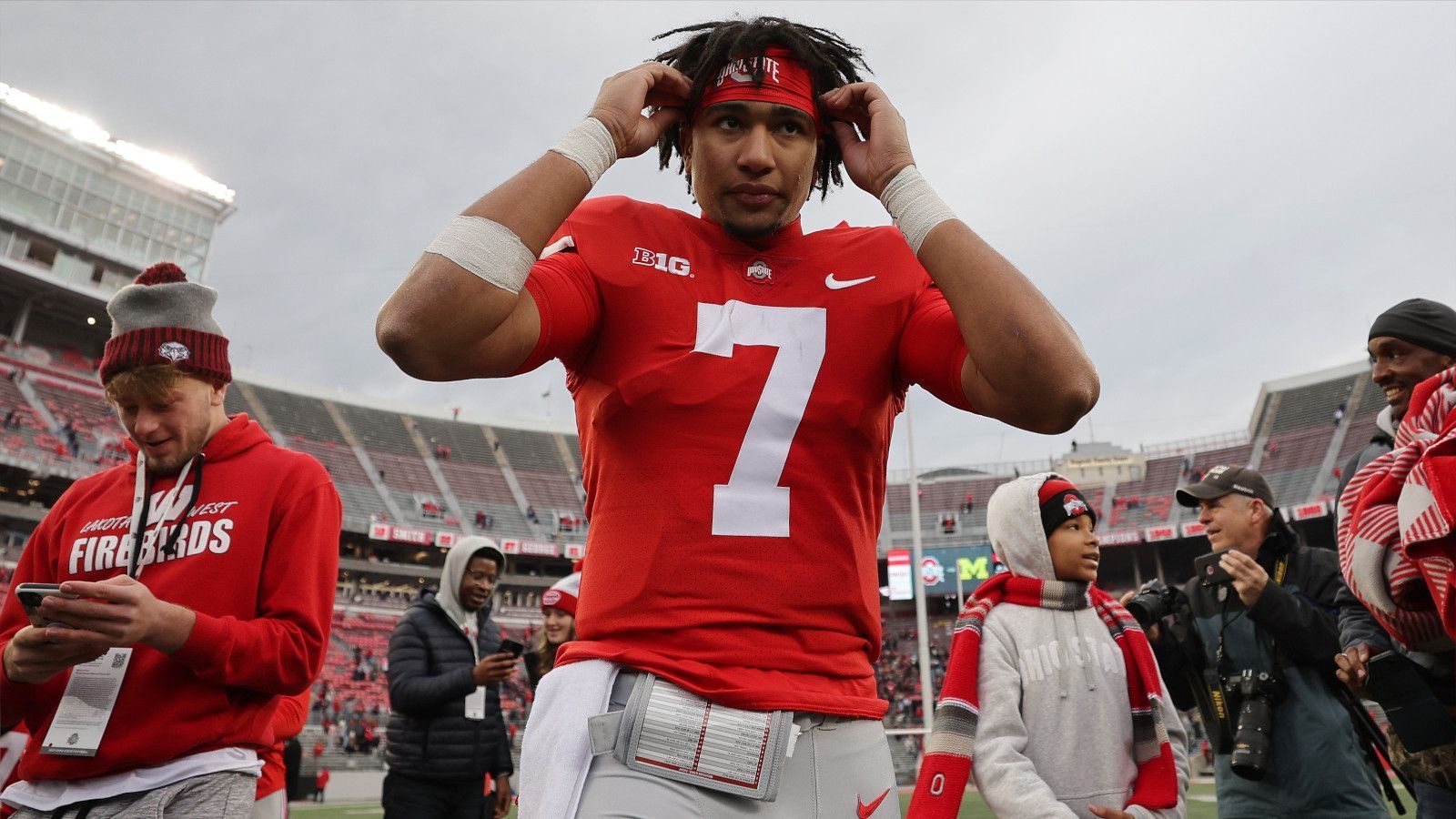 
                <strong>C.J. Stroud (Quarterback, Ohio State)</strong><br>
                Doch auch ohne den bevorstehenden Rose Bowl ist seine Geschichte bereits geschrieben. Mit seinen Leistungen gewann Stroud die Auszeichnung zum "Big Ten Offensive Player of the Year" und zum "Freshman of the Year" in seiner Conference. Der 20-Jährige könnte einen großen Weg vor sich haben.
              