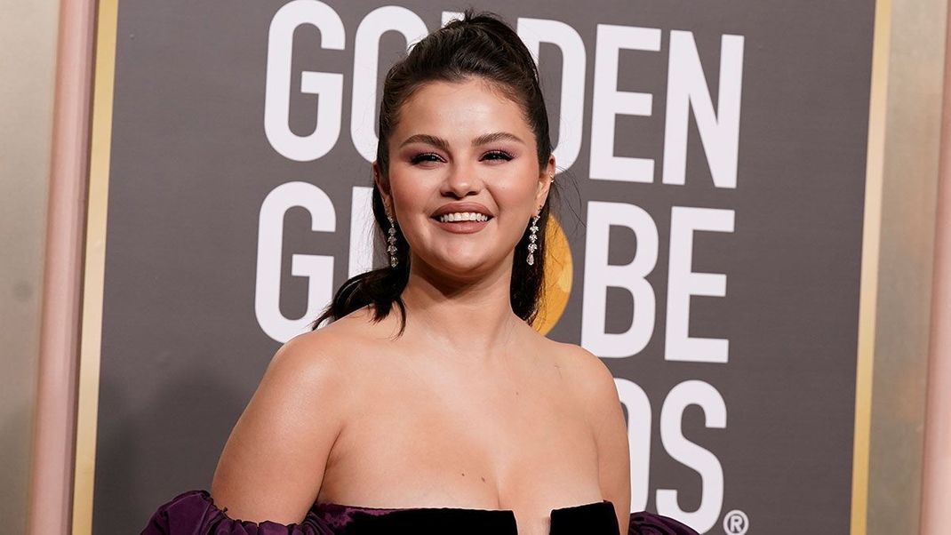 Selena Gomez strahlt über beide Ohren auf den Critics Choice Awards 2023 Mitte Januar in Los Angeles - und zwar „oben ohne“, also ohne Halskette.