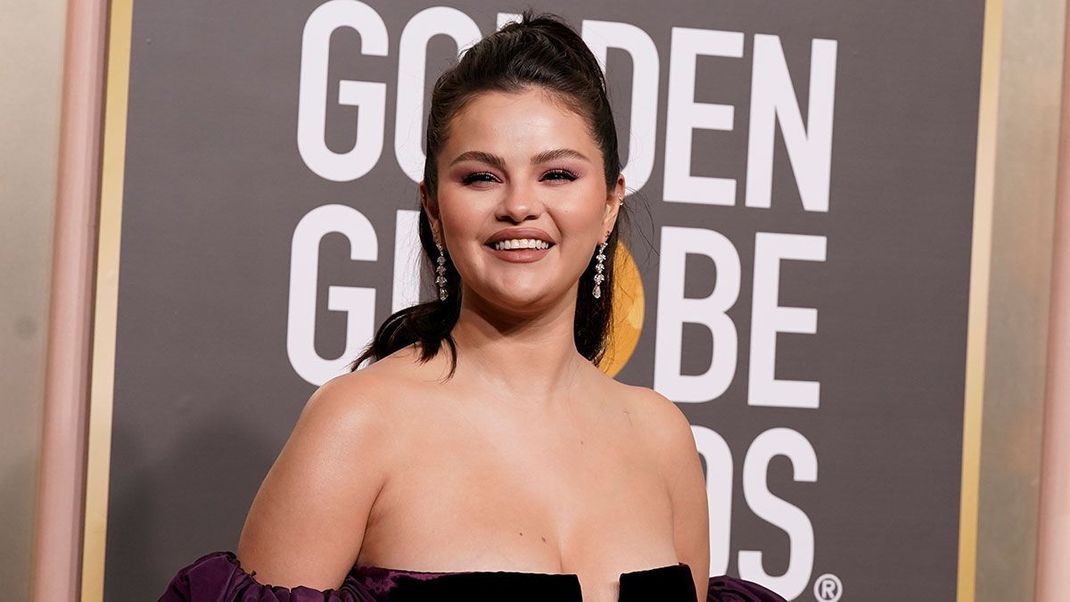 Selena Gomez strahlt über beide Ohren auf den Critics Choice Awards 2023 Mitte Januar in Los Angeles - und zwar „oben ohne“, also ohne Halskette.