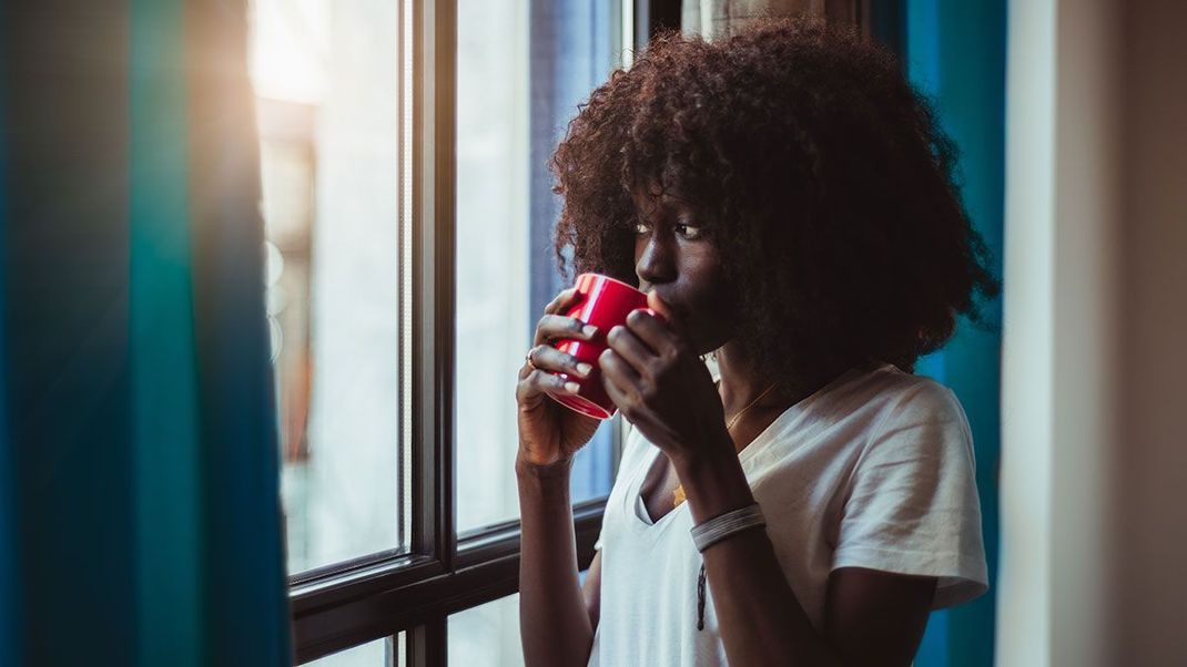 Kaffee macht schön - auch eure Haare! Überzeugt euch von unserem einfachen DIY-Rezept und kreiert im Handumdrehen eine nachhaltige Haarkur für zu Hause.