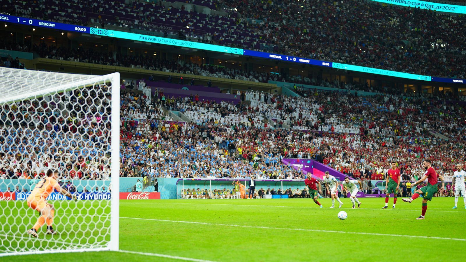 
                <strong>Cristiano Ronaldo gegen Uruguay: Sperenzchen, Flitzer, Achtelfinale!</strong><br>
                Bitter für ihn: In der Nachspielzeit bekamen die Portugiesen einen umstrittenen Handelfmeter zugesprochen. Das wäre ein Fall für CR7 gewesen. So trat Fernandes an, um seinen zweiten Treffer an diesem Abend zu bejubeln. Insgesamt ein ordentlicher Auftritt mit einigen Schwächephasen, sowohl bei Ronaldo als auch beim gesamten Team.
              