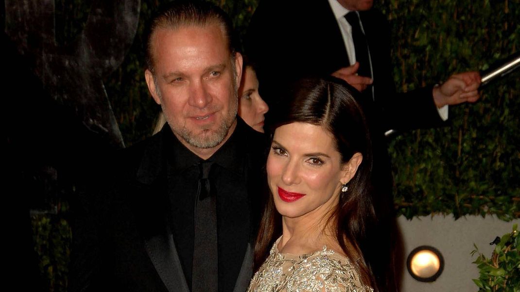 Oscar-Gewinnerin Sandra Bullock mit ihrem Goldjungen nebst untreuem Ehemann.