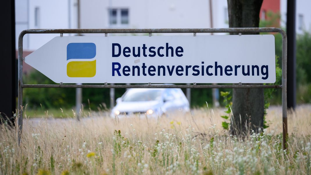 Niedersachsen, Laatzen: Ein Schild weist den Weg zur Deutschen Rentenversicherung.