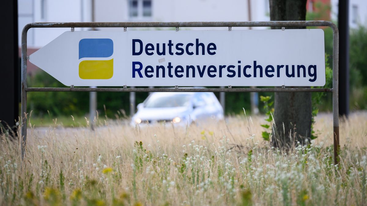 Ein Schild weist den Weg zur Deutschen Rentenversicherung.