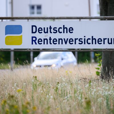 Ein Schild weist den Weg zur Deutschen Rentenversicherung.