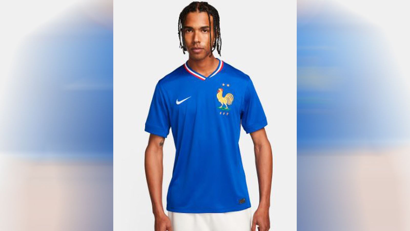 <strong>Gruppe D: Frankreich - Heimtrikot<br></strong>Die französischen Trikots sind ehrlicherweise ziemliche Hingucker. Der Hahn ist in verschiedenen Farben abgebildet, der Kragen in den Nationalfarben.