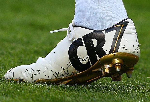 
                <strong>Real Madrid - Bayern München 1:0</strong><br>
                Mit von der Partie ist auch Weltfußballer Cristiano Ronaldo - trotz Schmerzen und ausgestattet mit speziellem Schuhwerk.
              