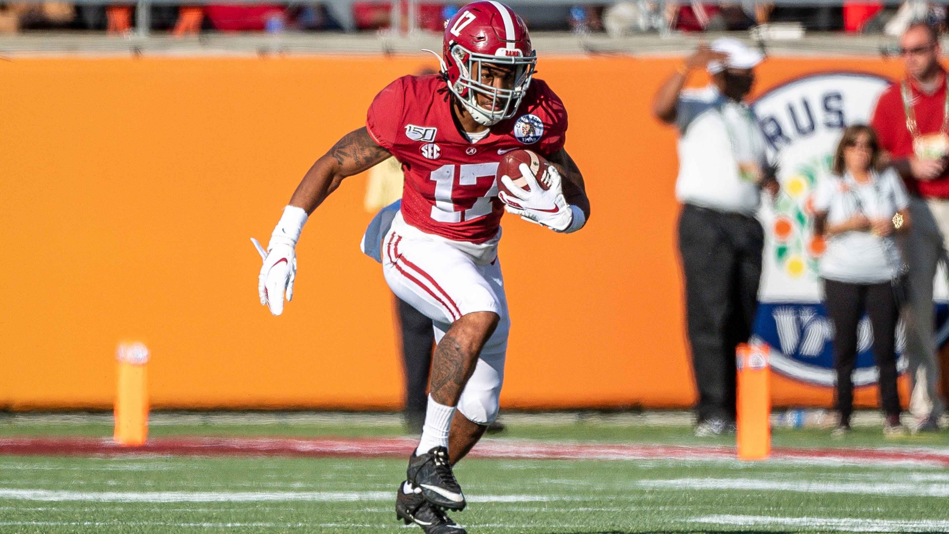 
                <strong>Jaylen Waddle (Wide Receiver, Draft)</strong><br>
                Auch Tagovailoa bekommt einen Teamkollegen zur Seite gestellt, den er schon aus dem College kennt. Rookie Jaylen Waddle (Foto) von Alabama wurde mit dem sechsten Pick des 2021er Drafts ausgewählt. Außerdem haben die Dolphins sich mit Will Fuller von den Houston Texans verstärkt. Devante Parker, Preston Williams und Jakeem Grant komplettieren die hochklassige Truppe der Wide Receiver. Die Tight Ends Mike Gesicki und Durham Smythe dürften sowohl im Passspiel als auch als Blocker im Laufspiel eingesetzt werden. Dort ist es an den Running Backs Myles Gaskin und Malcolm Brown, für entsprechende Highlights zu sorgen.
              