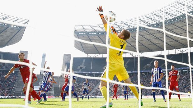 
                <strong>Hertha BSC: Bestes Mittel gegen Mittelfeldspieler.</strong><br>
                Hertha BSC: Bestes Mittel gegen Mittelfeldspieler. Die Hertha aus Berlin fängt sich bis jetzt nur ein Gegentor durch einen Mittelfeldspieler ein. Damit kann die "Alte Dame" den Bestwert in dieser Kategorie vorweisen.
              