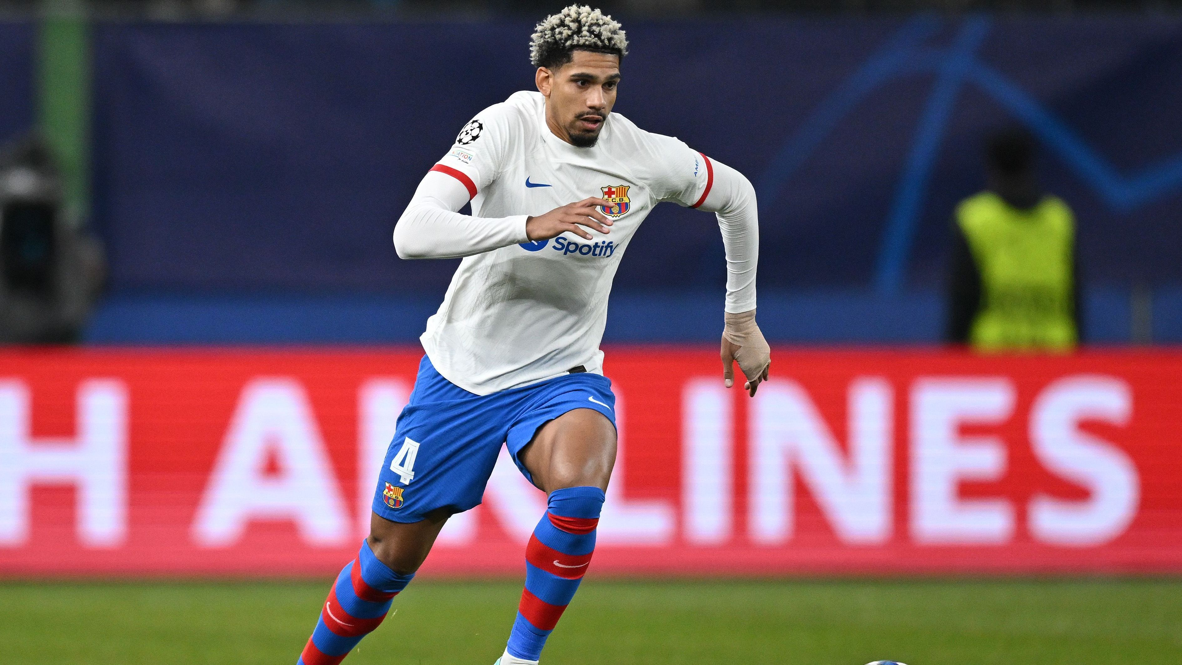 <strong>Ronald Araujo (FC Barcelona)</strong><br>Transfermarkt-Experte Fabrizio Romano schreibt allerdings, dass Araujo weiter voll auf Barca fokussiert sei und dort trotz des noch bis 2026 laufenden Vertrags zeitnah verlängern soll,&nbsp; Er sei sehr glücklich bei den Katalanen. Zuvor hatte bereits das Portal "90min" berichtet, die Bayern würden sich mit dem Verteidiger beschäftigen.