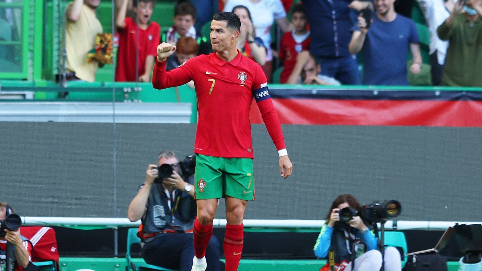 
                <strong>Cristiano Ronaldo: Platz 20 bei den Männern</strong><br>
                CR7 nur noch auf Platz 20? Auch das hat es ewig nicht mehr gegeben - um genau zu sein seit 17 Jahren nicht. 2005 war der Portugiese auch 20. Danach gewann er die Auszeichnung übrigens noch fünfmal.
              