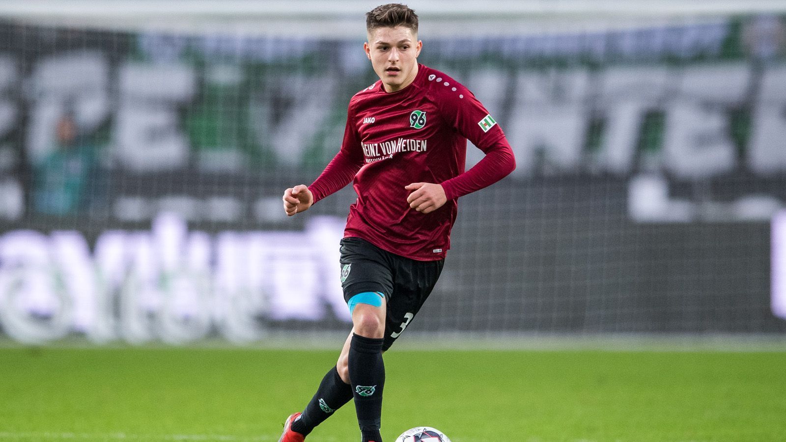 
                <strong>Florent Muslija (Hannover 96) </strong><br>
                Im Sommer überwiesen die Niedersachsen 1,4 Millionen Euro an den Karlsruher SC, um das größte Talent der Badener zu verpflichten. Vor allem zu Beginn der Saison zeigte der deutsche U20-Nationalspieler, dass er sich zwischen 3. Liga und Bundesliga nicht groß akklimatisieren musste. Am 8. Spieltag gelang ihm gegen Bayer Leverkusen ein überragendes Freistoß-Tor aus 30 Metern.
              