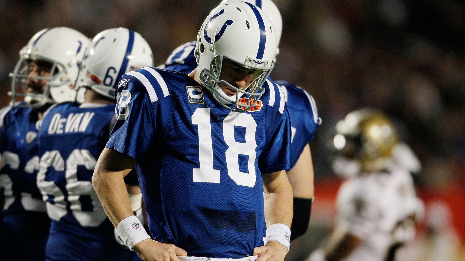 
                <strong>Peyton Manning, Indianapolis Colts - Super Bowl XLIV</strong><br>
                Nach seiner dritten MVP-Saison im Vorjahr lag Peyton Manning auch 2009 schnell auf Kurs für seine vierte Auszeichnung als wertvollster Spieler der Liga, nachdem er die Indianapolis Colts zu einem 7-0-Start in die neue Saison führte. Sogar die perfekte Saison war möglich, aber die Colts schonten Manning in den letzten beiden Spielen der Regular Season, verloren beide, waren aber mit einer Bilanz von 14-2 das beste Team der AFC. Mit 4.500 Passing Yards und 33 Touchdowns (jeweils zweitbester Wert der Liga) wurde Manning zum vierten Mal als MVP ausgezeichnet. Im Super Bowl bekam es Manning mit dem Team seiner Geburtsstadt, den New Orleans Saints, zu tun. Der Quarterback führte seine Colts jeweils zu einer 10:0- und 17:16-Führung, doch im vierten Viertel landete ein Pass für einen Pick-Six in den Armen von Reggie Wayne. Einen letzten Drive konnten die Colts ebenfalls nicht verwerten, die Saints gewannen mit 31:17 ihren ersten Super Bowl. Manning beendete das Spiel mit 333 Yards, einem Touchdown und einer Interception.
              