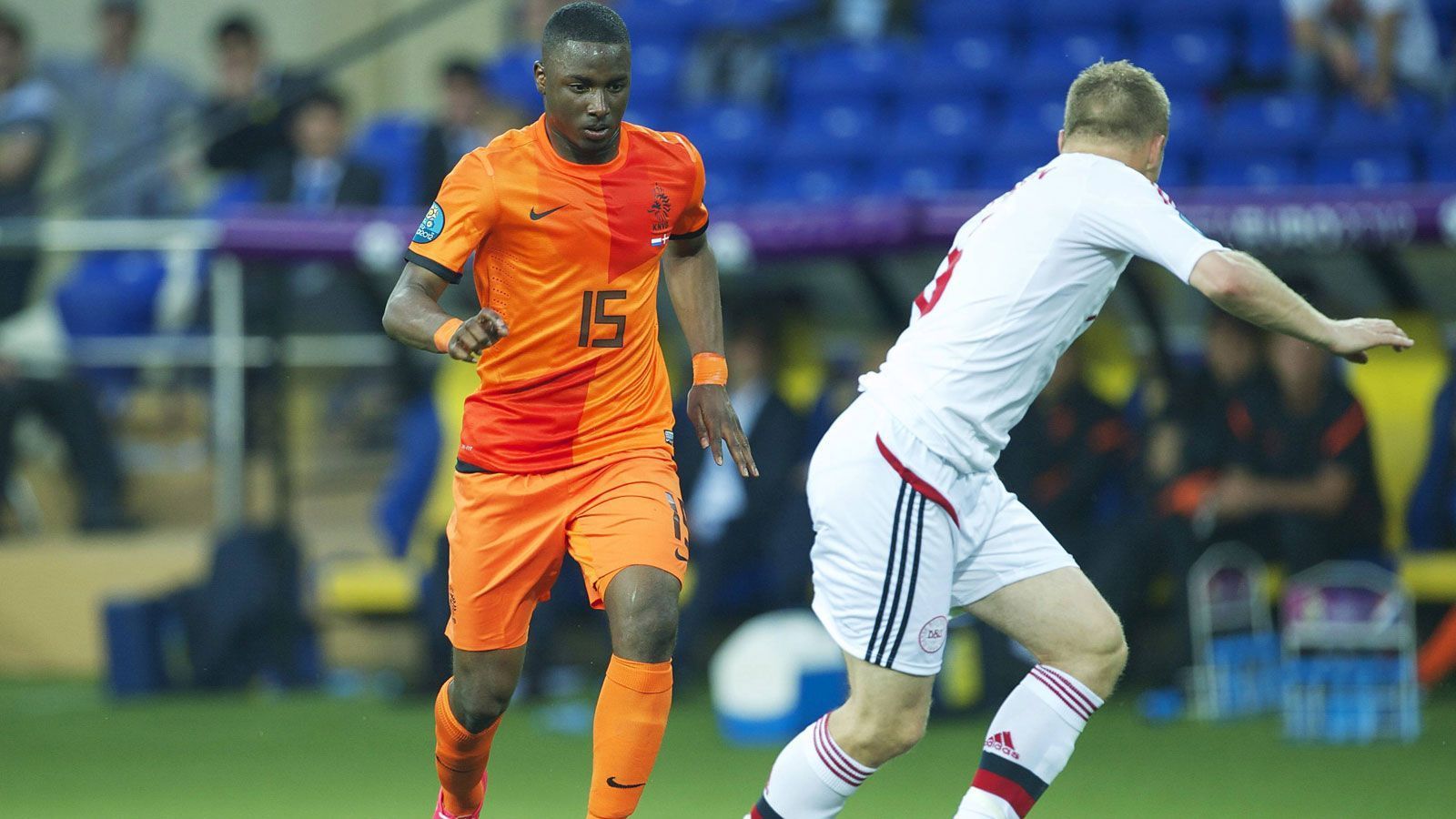 
                <strong>Jüngster EM-Spieler: Jetro Willems (Niederlande)</strong><br>
                Die um ein Jahr verschobene EM macht es möglich, dass auch diese Rekorde erreichbar sind - falls angesichts der aktuellen DFB-Flaute Bedarf an einem Knipser herrschen sollte. Seit dem 9. Juni 2012 ist der Niederländer Jetro Willems der jüngste Profi, der je in einem EM-Spiel auflief. Beim 0:1 gegen Dänemark zählte er 18 Jahre und 71 Tage.Moukoko müsste den Sprung auf den EM-Zug schaffen, um die Führung in diesem Ranking übernehmen zu können. Bei der folgenden EM in Deutschland wäre er "schon" 19 Jahre alt.
              