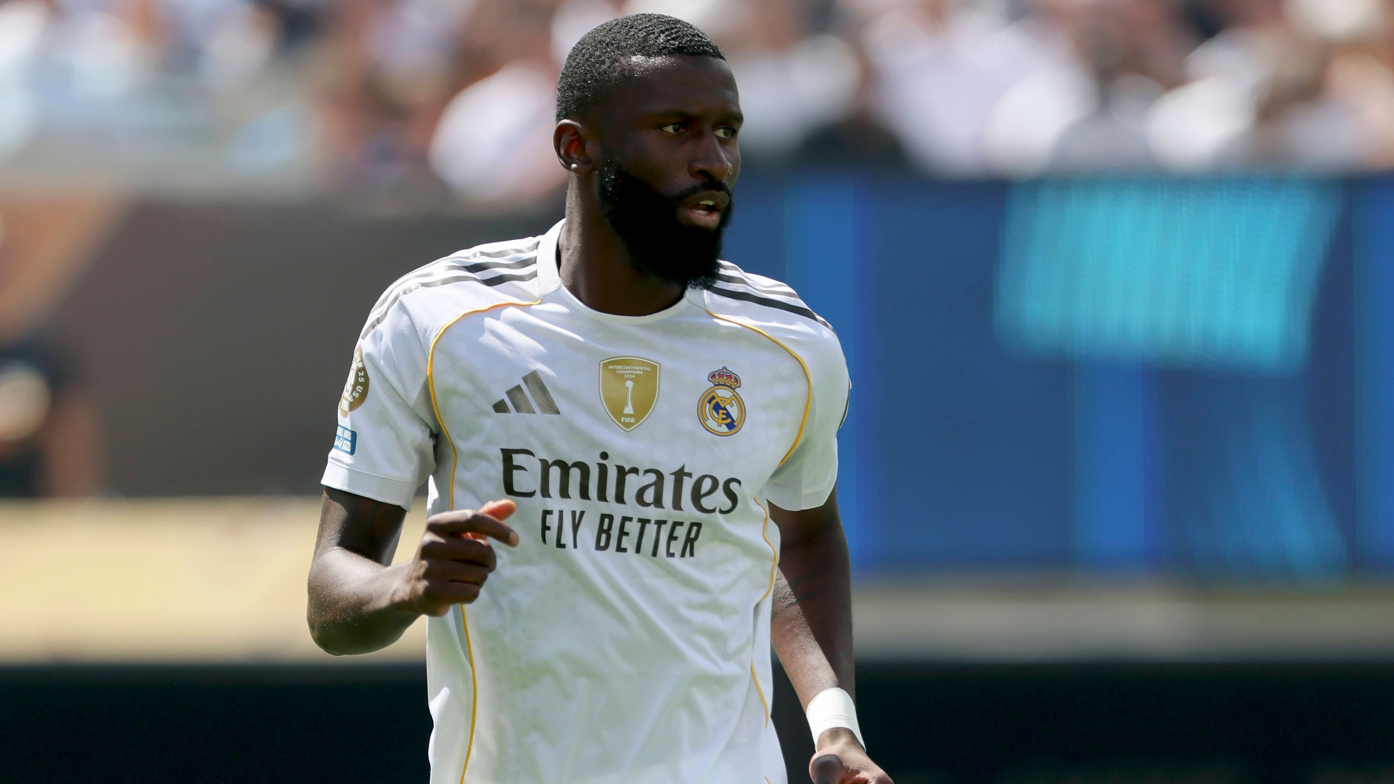 <em><strong>Antonio Rüdiger (Real Madrid)</strong><br>Die spanische "AS" berichtet von einem möglichen Aus des deutschen Innenverteidigers bei den Königlichen. Der 32-Jährige ist noch bis zum 20. August Rot-gesperrt. Zudem läuft sein Vertrag im nächsten Sommer aus. Wie Neu-Coach Xabi Alonso zu ihm steht, bleibt abzuwarten. Mit Dean Huijsen und Raul Asencio hat der Verein in der Defensive bereits nachgebessert. Eine mögliche Vertragsverlängerung soll wenn überhaupt zum Ende der Saison Thema werden. Es bahnt sich eine Hängepartie an.</em>
