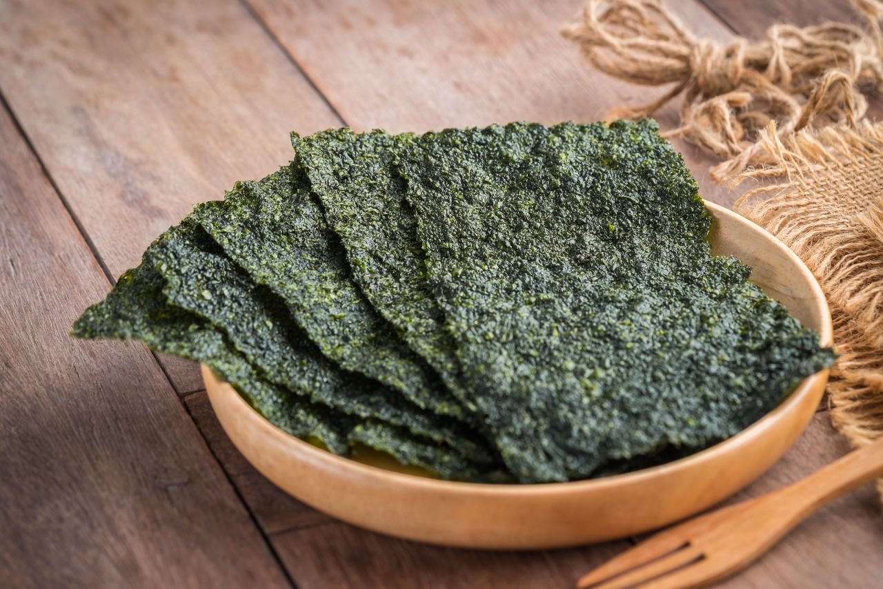 Nori: getrocknete Algen-Blätter
