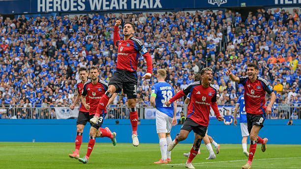 <strong>Saison 2024/25 - 33. Spieltag</strong><br>Nach dem 4:0 Sieg gegen den SV Darmstadt steht der HSV wieder auf dem Platz an der Sonne. Die Bundesliga ist nur noch einen winzigen Schritt entfernt. Am Wochenende können die Hansestädter den Aufstieg im Heimspiel gegen SSV Ulm festmachen. Ein Sieg gegen die stark abstiegsgefährdeten Spatzen wäre mit dem sicheren Aufstieg gleichzusetzen. Bei einem Patzer von Elversberg und Paderborn reicht den Rauten bereits ein Unentschieden vor heimischer Kulisse. Gelingt dem HSV der große Sprung im siebten Jahr?