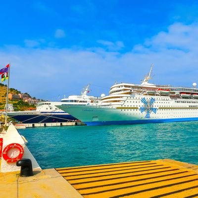 Zu schnelles Kreuzfahrtschiff kracht in Hafenmauer