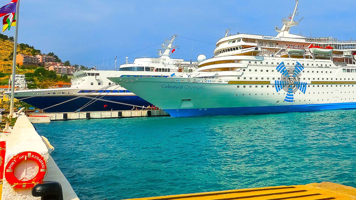 Zu schnelles Kreuzfahrtschiff kracht in Hafenmauer