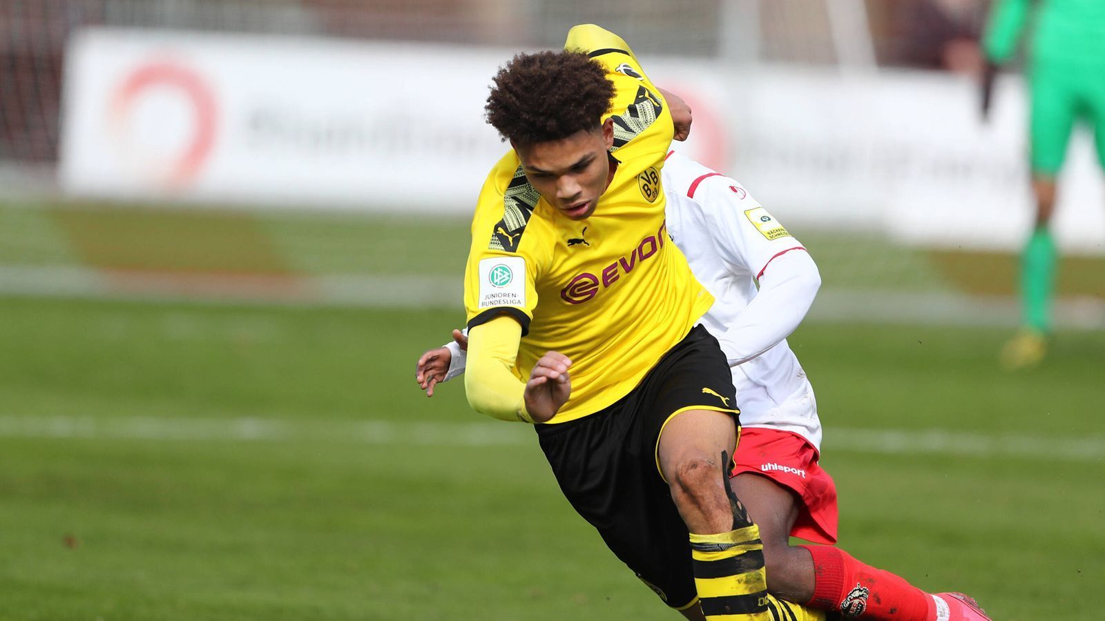 
                <strong>Ein Blitz wie Auba: Das ist BVB-Talent Nnamdi Collins</strong><br>
                Und es gibt noch Talente, die auf Spielpraxis und ein bekanntes Umfeld Wert legen. Immerhin soll Collins Angebote aus England ausgeschlagen haben, die Bild spricht von einem Handgeld in Höhe von einer und zwei Millionen Euro vom FC Chelsea und von Manchester City.
              