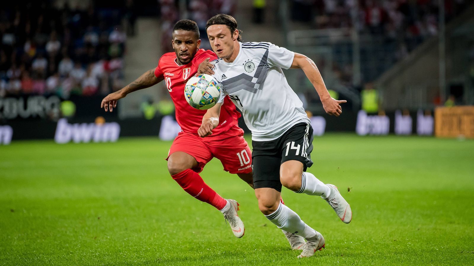 
                <strong>9.9.2018 - Testspiel: Deutschland - Peru 2:1</strong><br>
                Mit Nico Schulz (Bild re.), Kai Havertz und Thilo Kehrer debütieren gleich drei Spieler für Deutschland. Der Hoffenheimer Schulz erzielt dann auch noch vor heimischer Kulisse das Siegtor gegen die Südamerikaner.
              