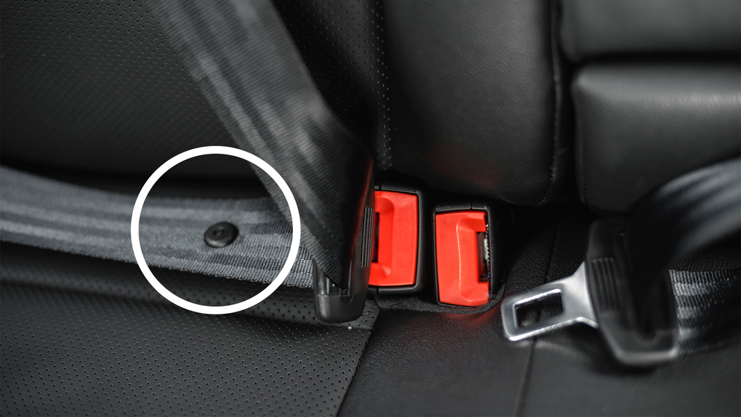 Der Knopf am Sicherheitsgurt erfüllt im Auto eine sinnvolle Aufgabe.
