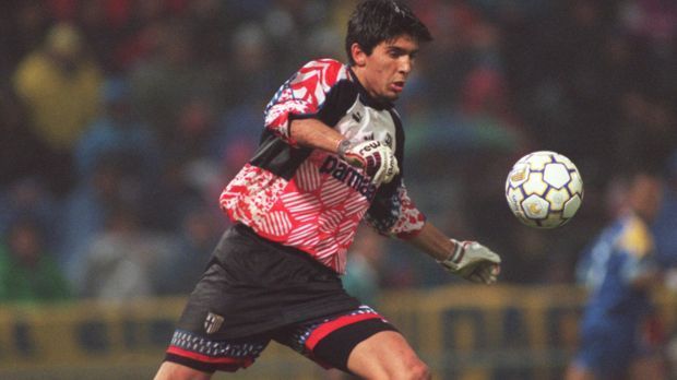 
                <strong>Gianluigi Buffon - 17 Jahre.</strong><br>
                Gianluigi Buffon - 17 Jahre. 1995 setzt der Trainer des FC Parma, Nevio Scala, im Top-Spiel gegen den erstplatzierten AC Mailand auf den 17-Jährigen Buffon. Die Mailänder finden trotz des international gefürchteten Top-Sturms mit George Weah und Roberto Baggio kein Vorbeikommen am jungen "Gigi".
              