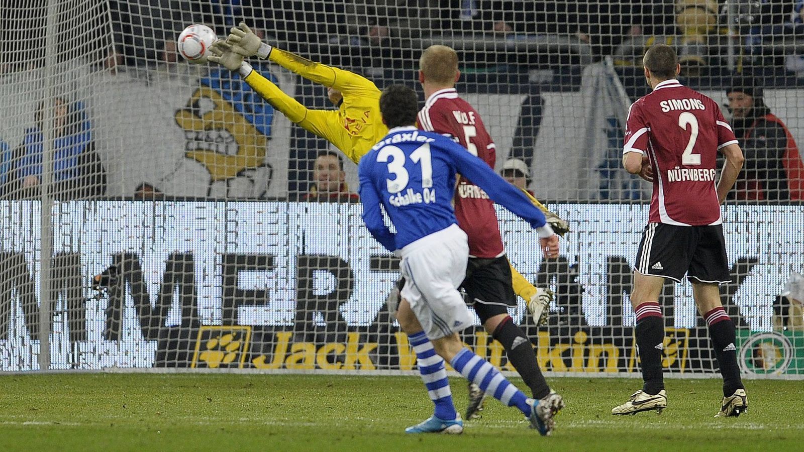 
                <strong>Platz 2 - Julian Draxler (FC Schalke 04)</strong><br>
                Alter zum Zeitpunkt des Tores: 17 Jahre, 4 Monate, 5 TageBegegnung: FC Schalke 04 - 1. FC Nürnberg (Ergebnis: 3:2 n.V., 25. Januar 2011)
              