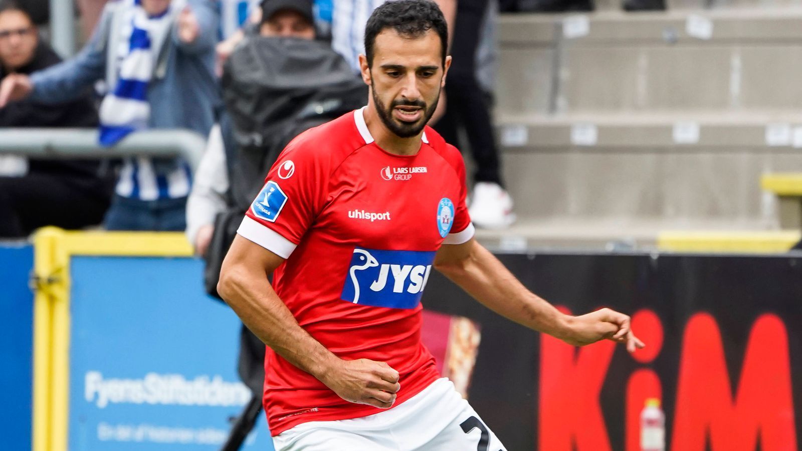 
                <strong>Andre Calisir (Silkeborg IF)</strong><br>
                Der 31 Jahre alte Innenverteidiger, in Stockholm geboren und bei Silkeborg IF in der dänischen ersten Liga aktiv, stieß erst 2018 erstmals zur Nationalmannschaft und ist seit 2019 aus der Startelf kaum mehr wegzudenken. 18 Länderspiele absolvierte er bislang. 
              